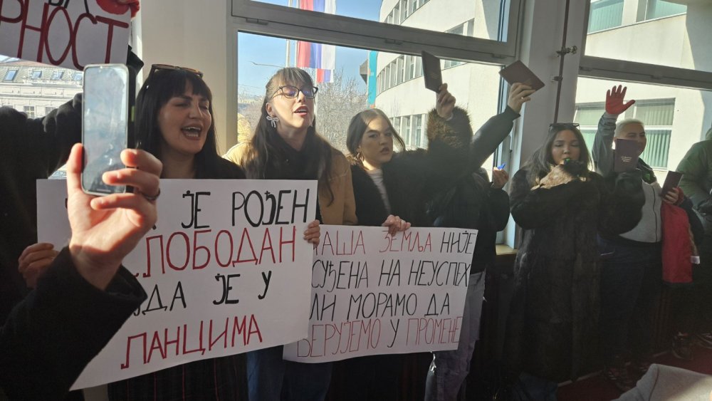 Studenti za vreme javne rasprave o zakonima u obrazovanju u Skupštini grada Skupštinu grada Niša "blokirala" policija u civilu?: Opozicija traži da se saopšti razlog, odgovora još nema 2