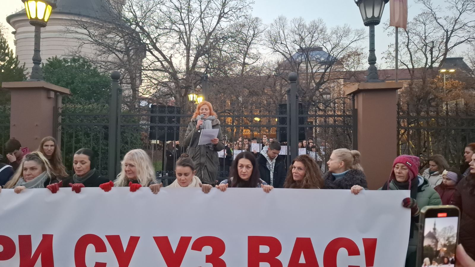 "Da zajedno stvorimo pravednije i bolje uslove za sve": Održan javni čas ispred Jovine gimnazije (FOTO, VIDEO) 2 "Da zajedno stvorimo pravednije i bolje uslove za sve": Održan javni čas ispred Jovine gimnazije (FOTO, VIDEO) 2