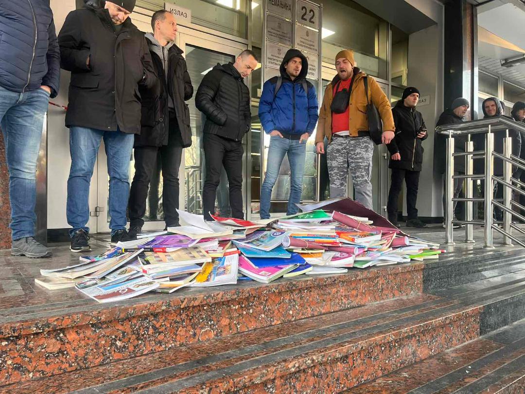 "Izađi mala": Više hiljada studenata pesmom pozivalo Slavicu Đukić Dejanović da izađe ispred Ministarstva prosvete (FOTO, VIDEO) 2 "Izađi mala": Više hiljada studenata pesmom pozivalo Slavicu Đukić Dejanović da izađe ispred Ministarstva prosvete (FOTO, VIDEO) 2