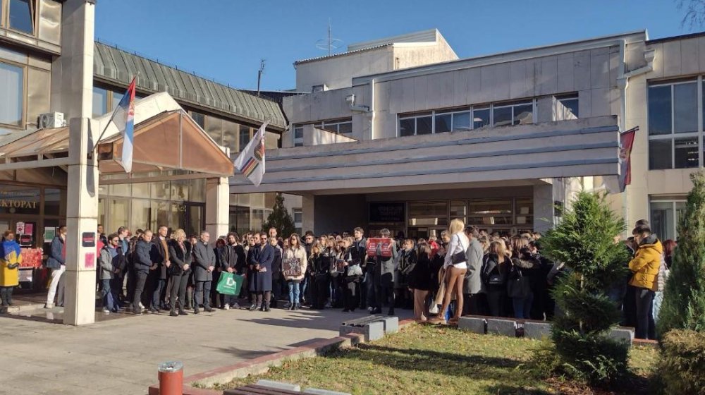 Pravde ċe biti tek kad nepravedni padnu: Studenti Ekonomskog i Pravnog fakulteta u Kragujevcu odali počast nastradalima 1