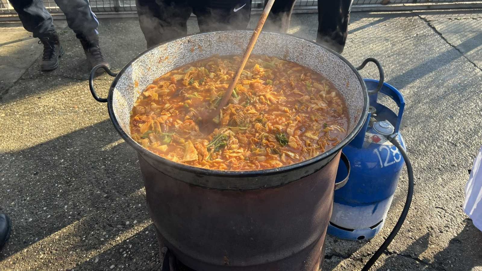 Poljoprivrednici kuvaju kupus za studente 2