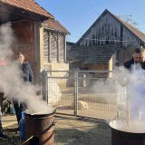 Poljoprivrednici kuvaju kupus za studente 3