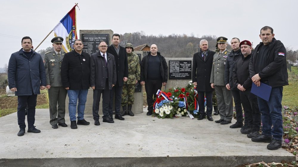 Otkrivena spomen-ploča vojniku Željku Gligoriću kod Šapca 1