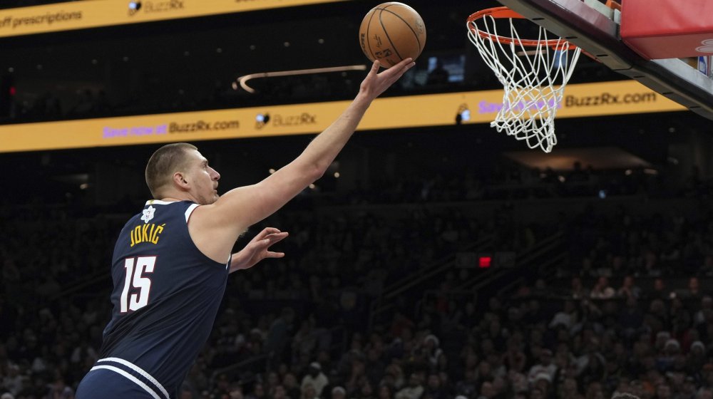 Jokić ubacio 25 poena uz 15 skokova, Denver izgubio od Finiksa 1