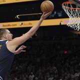 Jokić ubacio 25 poena uz 15 skokova, Denver izgubio od Finiksa 3
