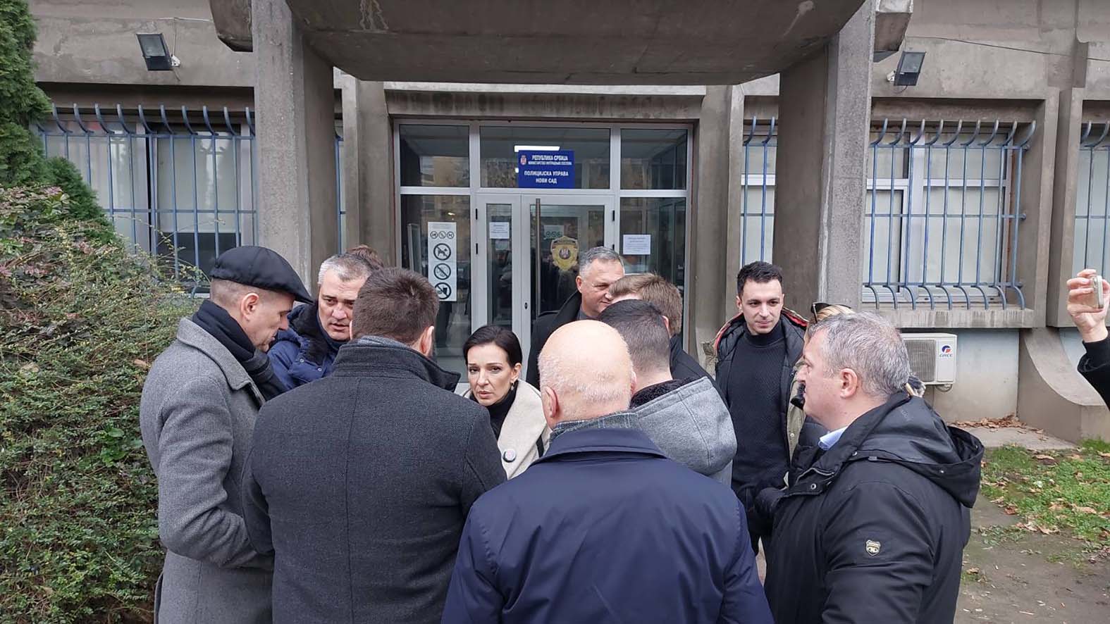 Opozicija traži odgovor od policije u Novom Sadu, najavljena nova blokada (VIDEO) 2 Opozicija traži odgovor od policije u Novom Sadu, najavljena nova blokada (VIDEO) 1