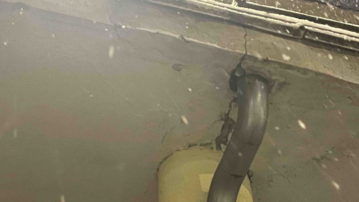 Pukla nadstrešnica na OŠ “Sveti Sava”, po nalogu inspekcije zatvoren ulaz u školu iz dvorišta 2