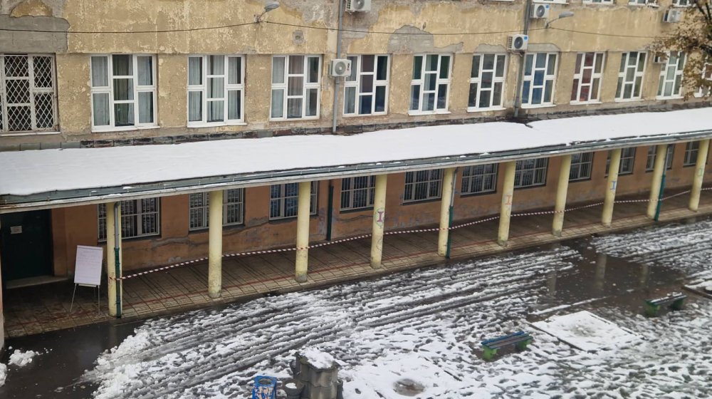 "Institucije ne preduzimaju ništa": Roditelji đaka OŠ "Sveti Sava" upozoravaju na nadstrešnicu i na opasna oštećenja na školi 1