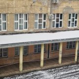 "Institucije ne preduzimaju ništa": Roditelji đaka OŠ "Sveti Sava" upozoravaju na nadstrešnicu i na opasna oštećenja na školi 7