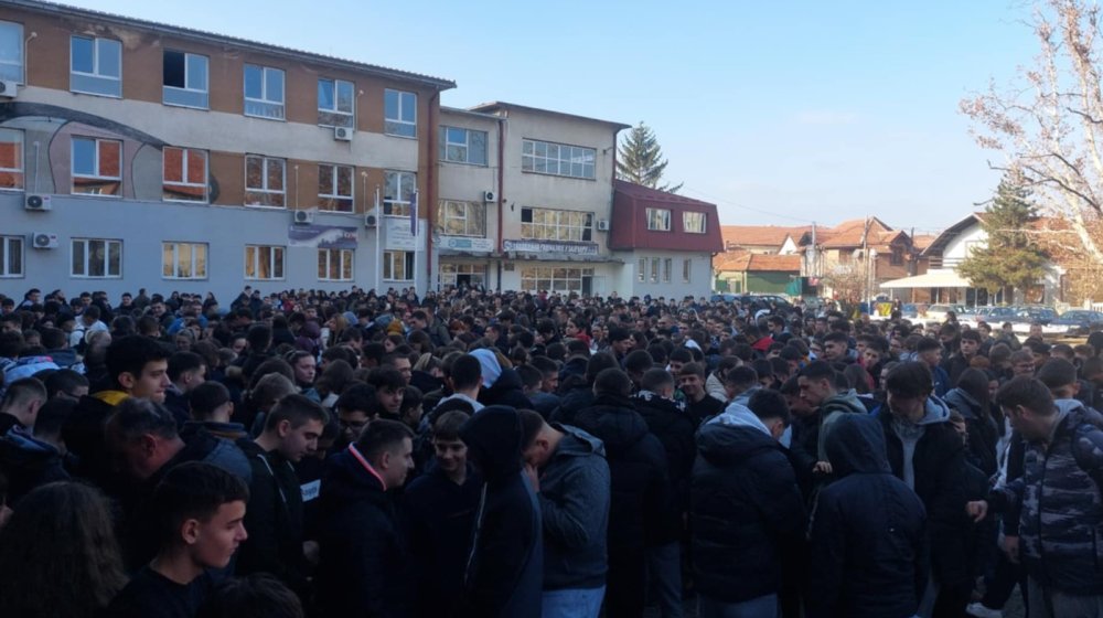 Zaječar stao na 15 minuta: Građani blokirali kružni tok, srednjoškolci izašli u dvorište 1