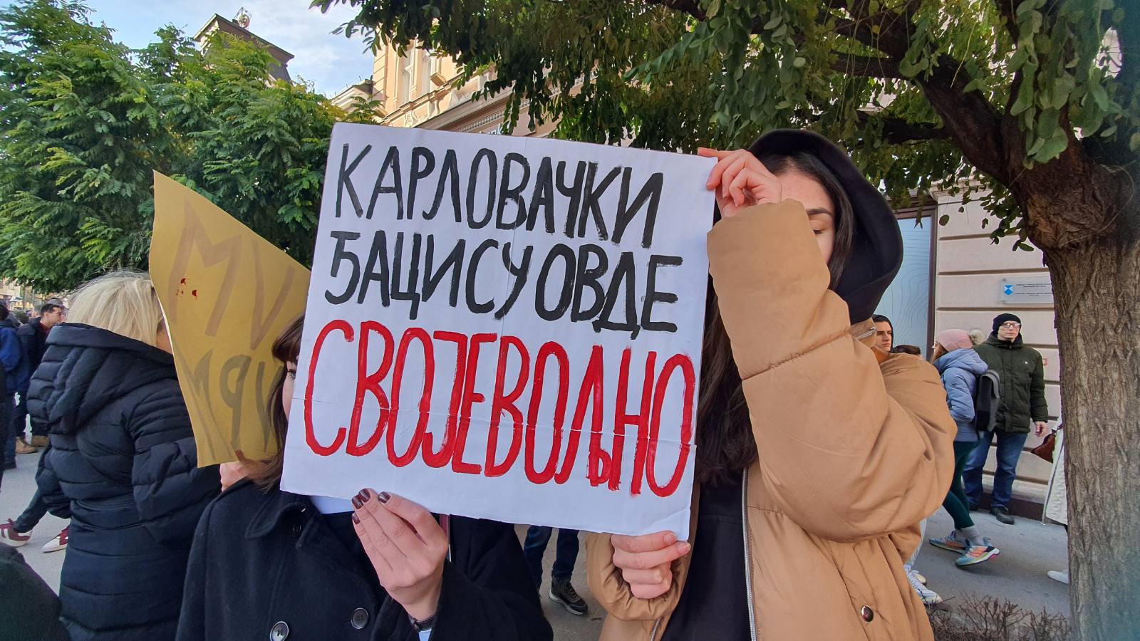 (FOTO / VIDEO) Završen protest u Novom Sadu: Trg slobode obojen u crveno, ostavljena glavna poruka "ruke su vam krvave" 5 protest