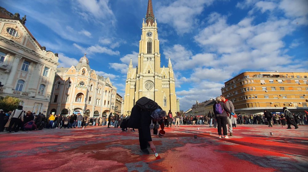 (FOTO / VIDEO) Završen protest u Novom Sadu: Trg slobode obojen u crveno, ostavljena glavna poruka "ruke su vam krvave" 1