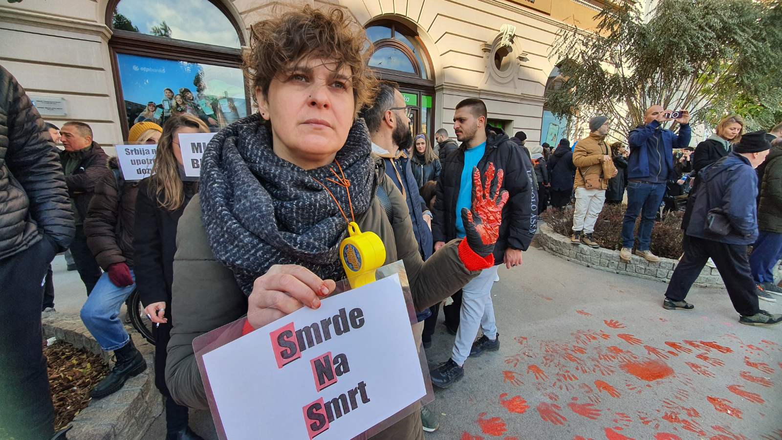 (FOTO / VIDEO) Završen protest u Novom Sadu: Trg slobode obojen u crveno, ostavljena glavna poruka "ruke su vam krvave" 6 protest