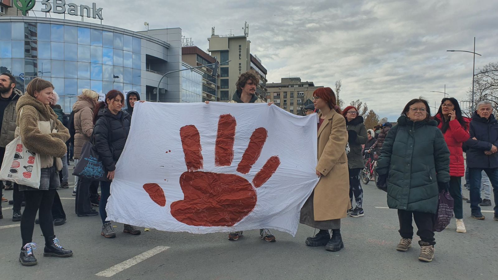 (FOTO / VIDEO) Završen protest u Novom Sadu: Trg slobode obojen u crveno, ostavljena glavna poruka "ruke su vam krvave" 2 protest