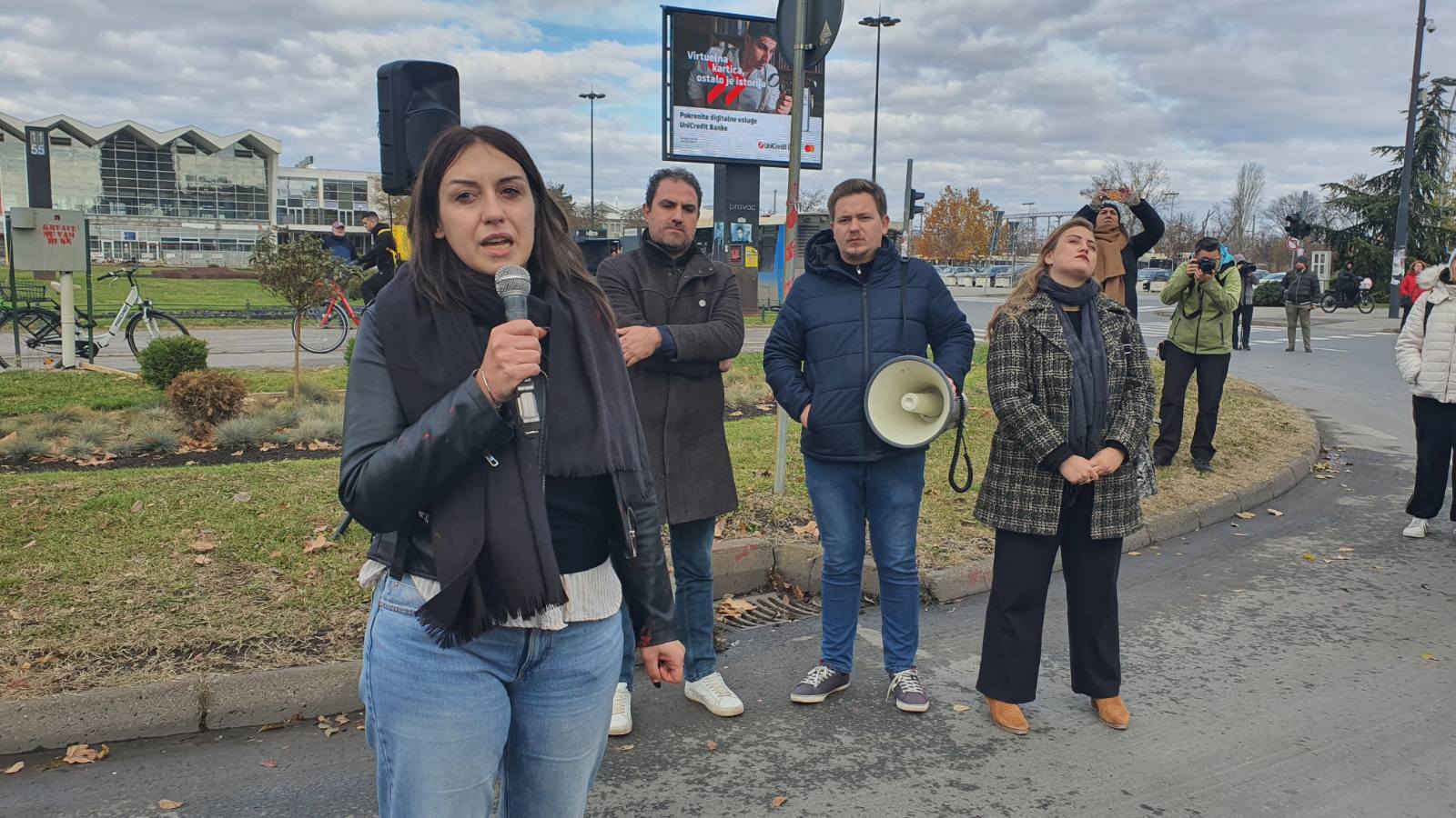 (FOTO / VIDEO) Završen protest u Novom Sadu: Trg slobode obojen u crveno, ostavljena glavna poruka "ruke su vam krvave" 3 protest
