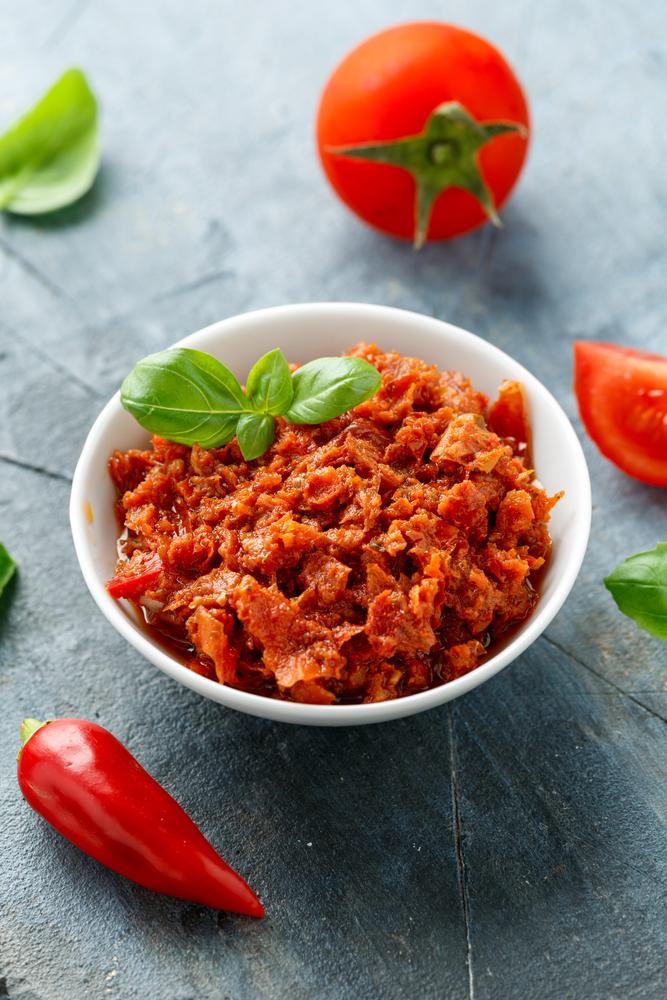 Pesto od sušenog paradajza: Savršen dodatak pici, testenini ili brusketima 2 Pesto od sušenog paradajza: Savršen dodatak pici, testenini ili brusketima 1