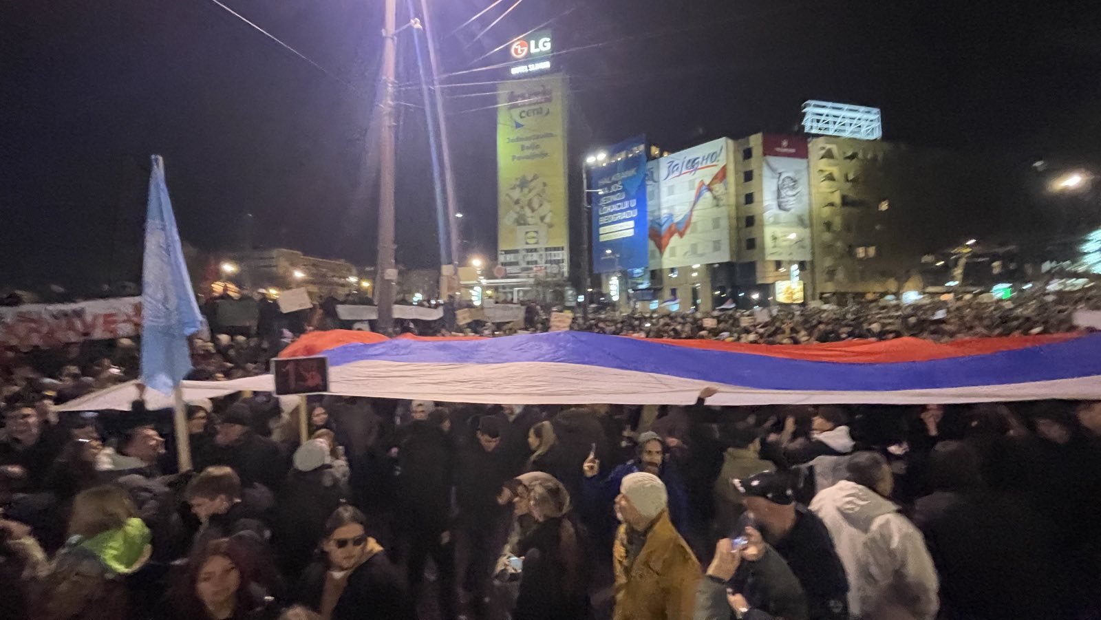 Protest na Slaviji protekao mirno: Najglasnija tišina do sad za 15 stradalih u Novom Sadu 4 Protest na Slaviji protekao mirno: Najglasnija tišina do sad za 15 stradalih u Novom Sadu 4