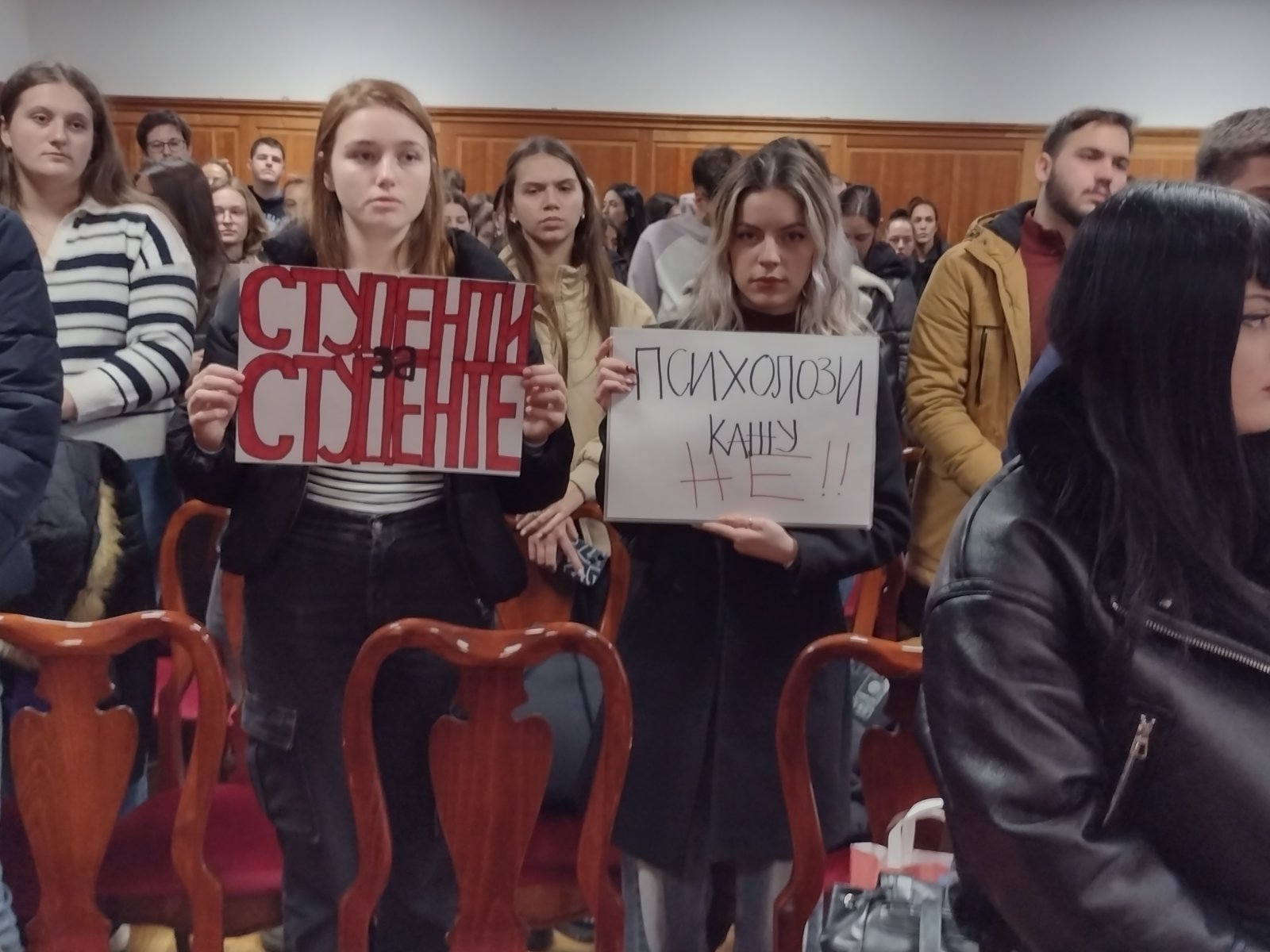 U protestu Zastani Srbijo studenti i učenici uz građane, više manjih incidenata, ali i jedan veći sa članovima Filharmonije (FOTO/VIDEO) 7 U protestu Zastani Srbijo studenti i učenici uz građane, više manjih incidenata, ali i jedan veći sa članovima Filharmonije (FOTO/VIDEO) 7