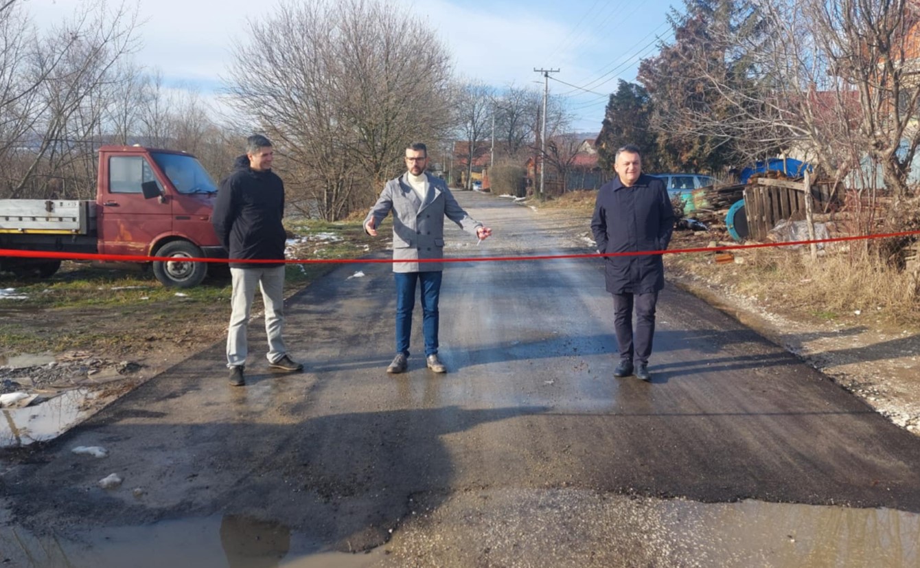 Vlast u Zaječaru asfaltirala šest metara jedne ulice - od ostataka: Opozicija došla da otvori put, uz crvenu vrpcu 3 Vlast u Zaječaru asfaltirala šest metara jedne ulice - od ostataka: Opozicija došla da otvori put, uz crvenu vrpcu 3