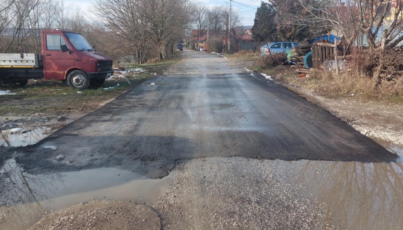 Vlast u Zaječaru asfaltirala šest metara jedne ulice - od ostataka: Opozicija došla da otvori put, uz crvenu vrpcu 2 Vlast u Zaječaru asfaltirala šest metara jedne ulice - od ostataka: Opozicija došla da otvori put, uz crvenu vrpcu 2