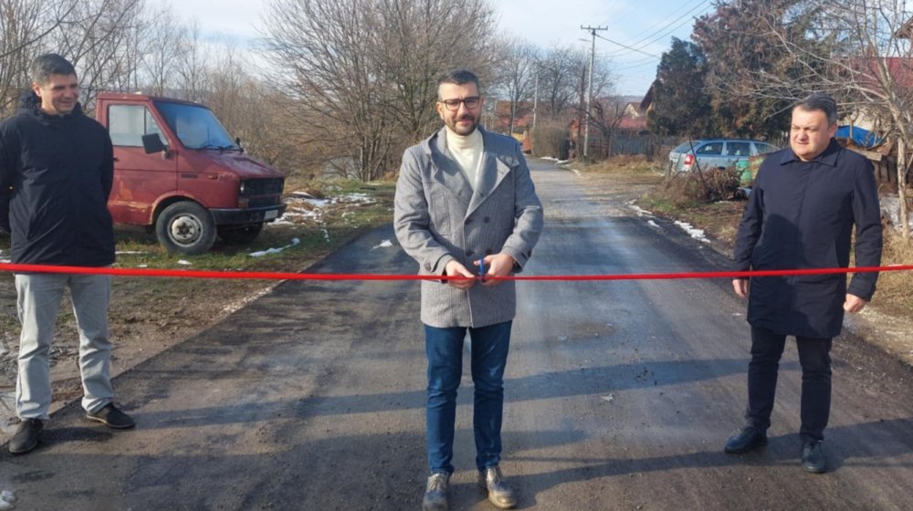 Vlast u Zaječaru asfaltirala šest metara jedne ulice - od ostataka: Opozicija došla da otvori put, uz crvenu vrpcu 1