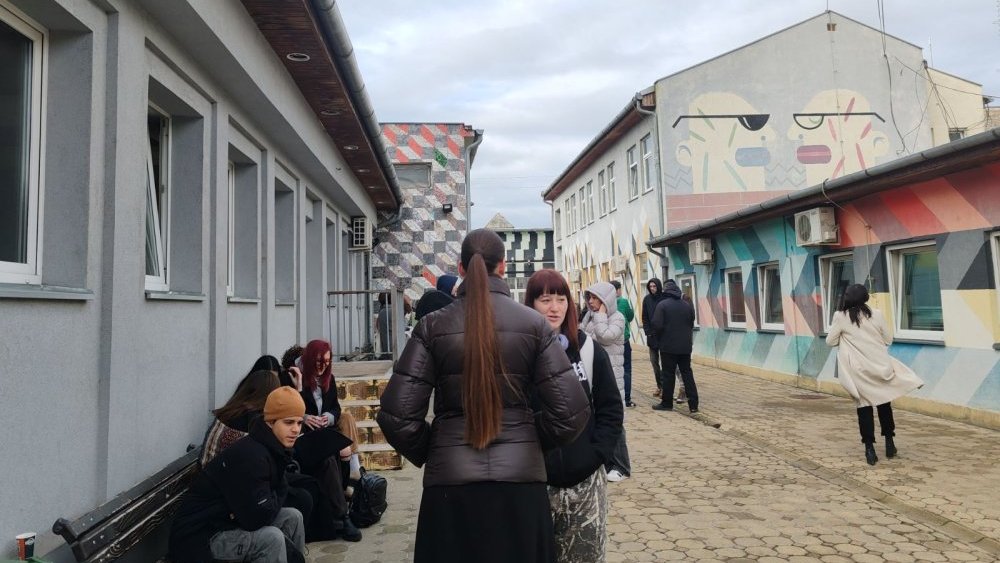 Studenti blokirali Akademiju umetnosti u Novom Sadu: Želimo da se utvrdi odgovornost za tragediju koja nam se dogodila 2 Studenti blokirali Akademiju umetnosti u Novom Sadu: Želimo da se utvrdi odgovornost za tragediju koja nam se dogodila 2