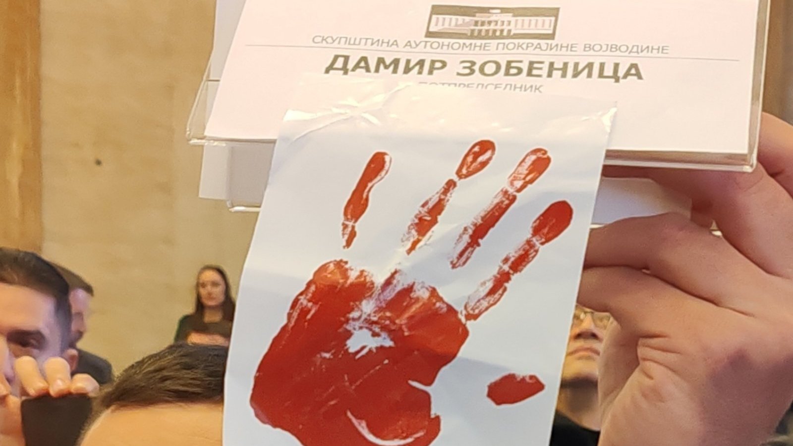 Završena sednica Skupštine Vojvodine: Nakon tuče SNS i opozicije tačke dnevnog reda usvojene bez rasprave (VIDEO) 4 Završena sednica Skupštine Vojvodine: Nakon tuče SNS i opozicije tačke dnevnog reda usvojene bez rasprave (VIDEO) 4