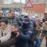 "Policija najagresivnija do sada": Završena blokada PU u Novom Sadu, opozicija novi izlazak na ulice najavila za sutra (VIDEO) 4