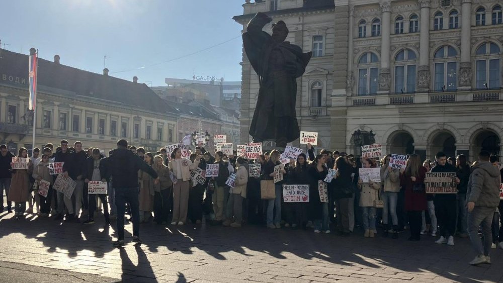 Učenici srednjih škola blokirali nekoliko saobraćajnica u Novom Sadu u odavanju počasti nastradalima 2 protest, djaci