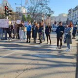 Učenici srednjih škola blokirali nekoliko saobraćajnica u Novom Sadu u odavanju počasti nastradalima 2