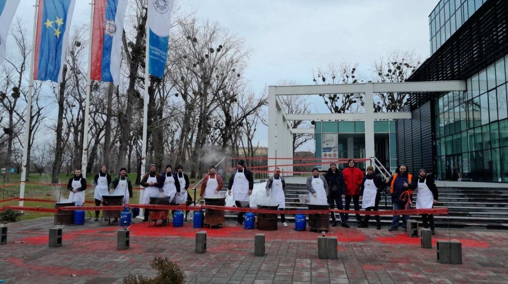 Poljoprivrednici kuvaju gulaš: 1.200 porcija za studente u Novom Sadu 1