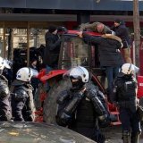 Policija prvo izvukla Kokanovića iz traktora, pa mu ga oduzela (FOTO, VIDEO) 12