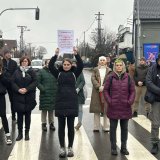 Roditelji i nastavnici blokirali centar Sremske Kamenice: Učenici novosadske Lazine gimnazije blokirali saobraćaj na Telepu 13