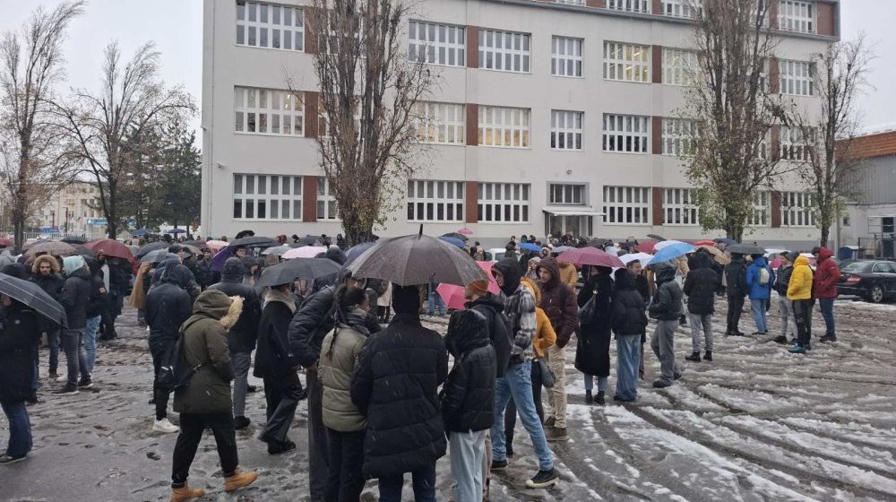 Đaci i bivši učenici Isidorine gimnazije u Novom Sadu zastali na 15 minuta u dvorištu škole 1