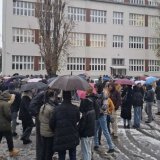 Đaci i bivši učenici Isidorine gimnazije u Novom Sadu zastali na 15 minuta u dvorištu škole 12