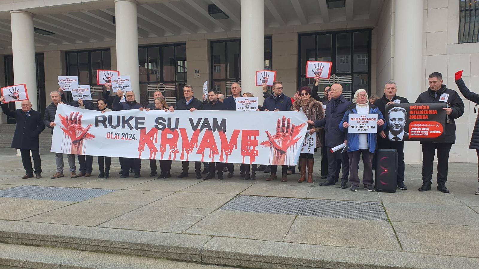 Blokada kod Banovine uz stare provokatore: Zaposleni u Skupštini, Vladi i gradskim uprava zaključani 2 Blokada kod Banovine uz stare provokatore: Zaposleni u Skupštini, Vladi i gradskim uprava zaključani 2