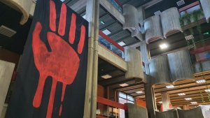 Studenti u blokadi Filozofskog fakulteta Univerziteta u Novom Sadu (FFUNS) poručili su danas članovima uprave i nastavnom osoblju da ne prihvataju odluku o nadoknadi nastave u onlajn formatu i zatražili da se ona hitno preispita.