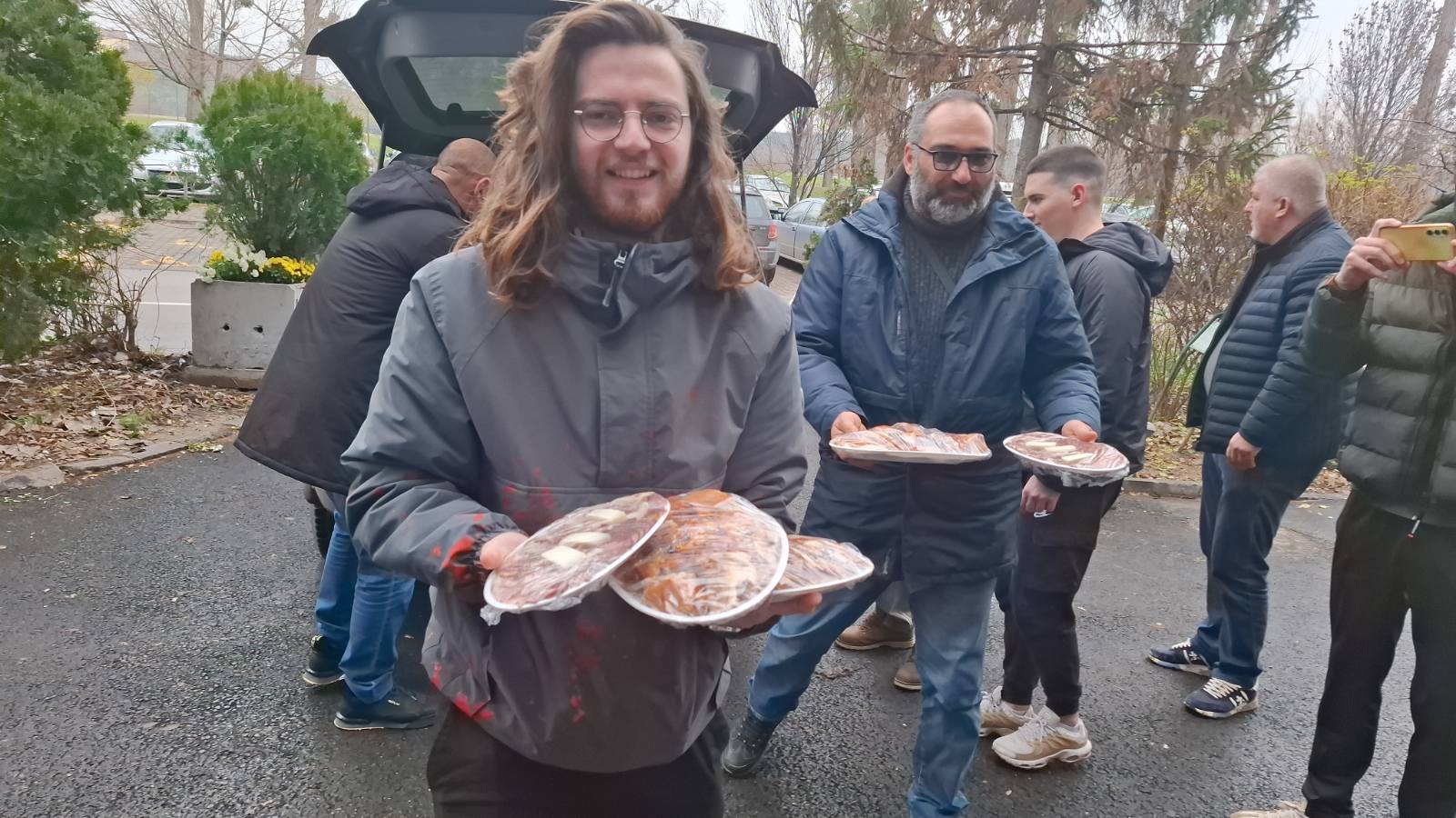 Poljoprivrednici iz Mačve doneli hranu i potrepštine studentima na Filozofskom fakultetu u Novom Sadu 2 Poljoprivrednici iz Mačve doneli hranu i potrepštine studentima na Filozofskom fakultetu u Novom Sadu 2