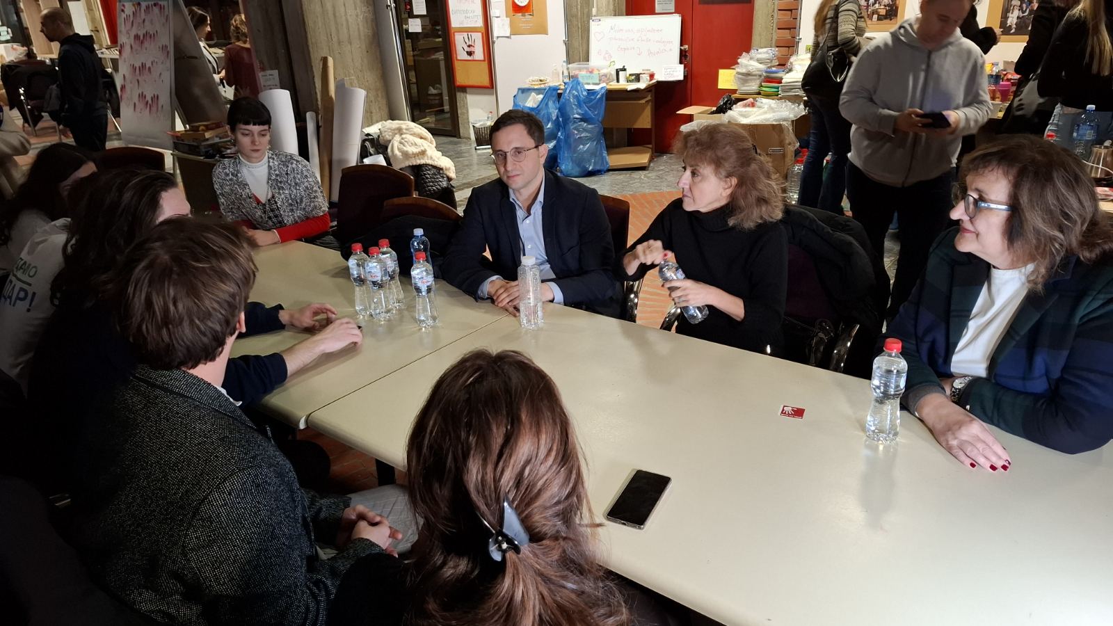 Inicijatori ProGlasa posetili studente koji blokiraju Filozofski i Prirodno-matematički fakultet u Novom Sadu 2 Inicijatori ProGlasa posetili studente koji blokiraju Filozofski i Prirodno-matematički fakultet u Novom Sadu 2