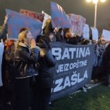 Policijske brigade štitovima omogućile Vučiću odlazak iz Predsedništva: Studenti poručuju da nisu plaćeni i da se neće predati (VIDEO, FOTO) 7