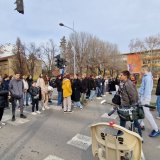 Odali počast stradalima u tišini: Srednjoškolci u Novom Sadu blokirali saobraćaj na 15 minuta 1