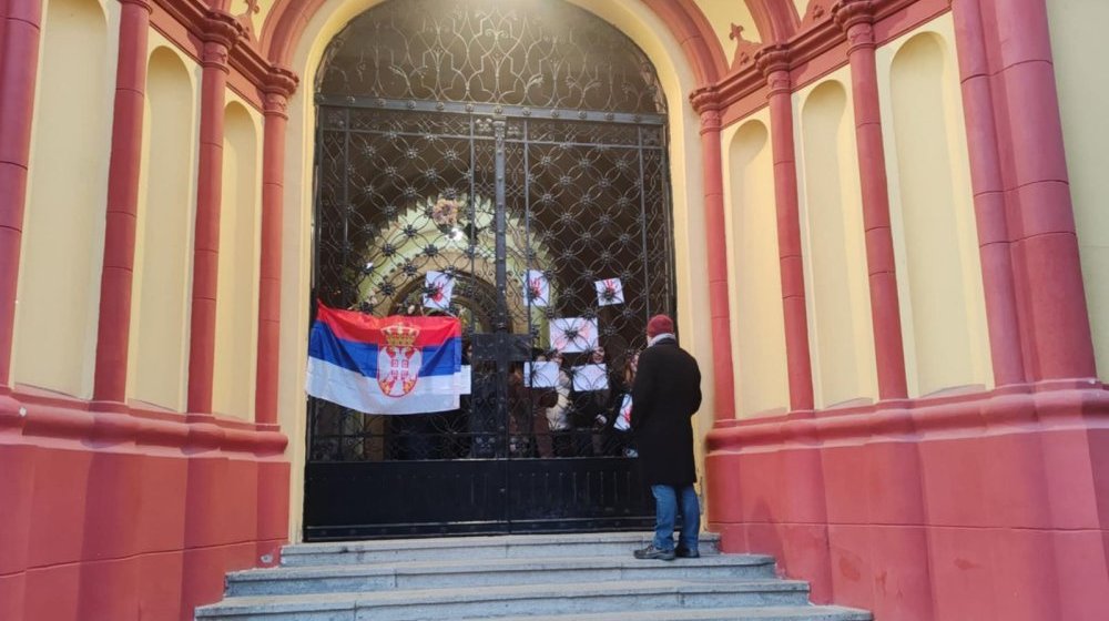 Đaci pokušali da blokiraju Karlovačku gimnaziju: Direktor ušao kroz prozor i otključao školu (VIDEO) 1