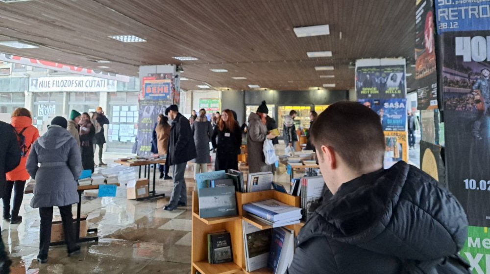 Počeo "Blokadni bazar knjiga" na platou kod Filozofskog, sav novac ide za pomoć studentima u blokadi (FOTO) 1