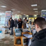 Počeo "Blokadni bazar knjiga" na platou kod Filozofskog, sav novac ide za pomoć studentima u blokadi (FOTO) 4