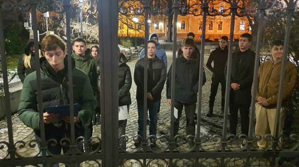 Plenum maturanata Gimnazije Jovan Jovanović Zmaj: Dva člana Školskog odbora predstavnika roditelja glasali suprotno odluci Saveta roditelja 1