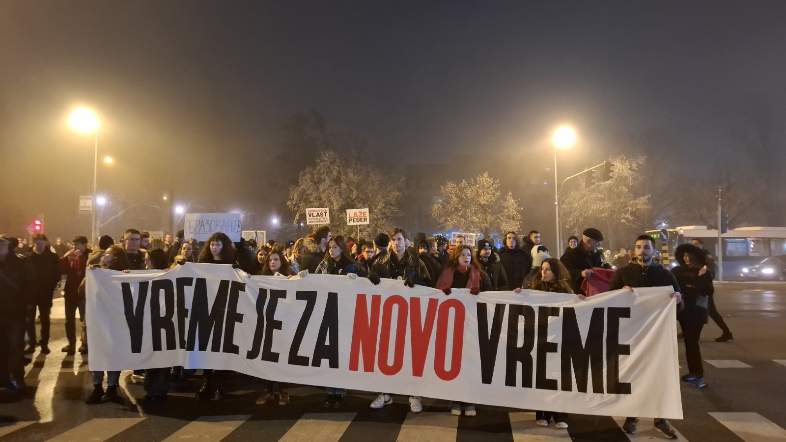 Novogodišnji protest studenata u Novom Sadu: Crni flor okačen oko Gradske kuće, novo okupljanje danas u 11.52 (VIDEO, FOTO) 2 Novogodišnji protest studenata u Novom Sadu: Crni flor okačen oko Gradske kuće, novo okupljanje danas u 11.52 (VIDEO, FOTO) 2