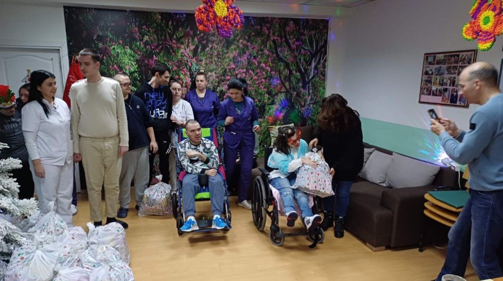 Počela podela paketića u Zaječaru, u okviru akcije „Jedan paketić puno ljubavi“ 1