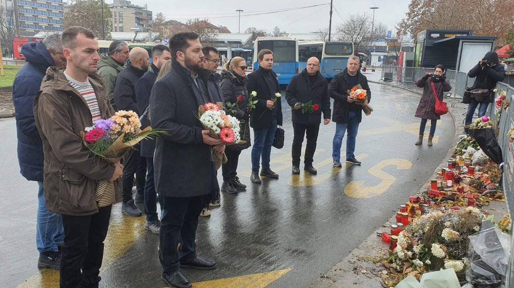 Opozicija u Novom Sadu obeležila 40 dana od stradanja 15 ljudi na Železničkoj stanici 1