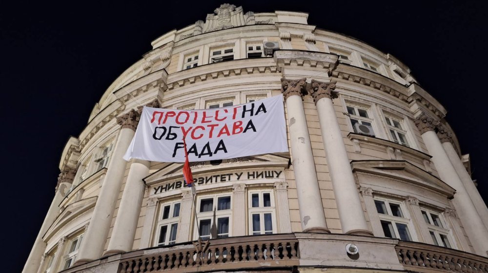 Grupa maskiranih ljudi u Nišu kamenjem gađala zgradu u kojoj su dva fakulteta 1