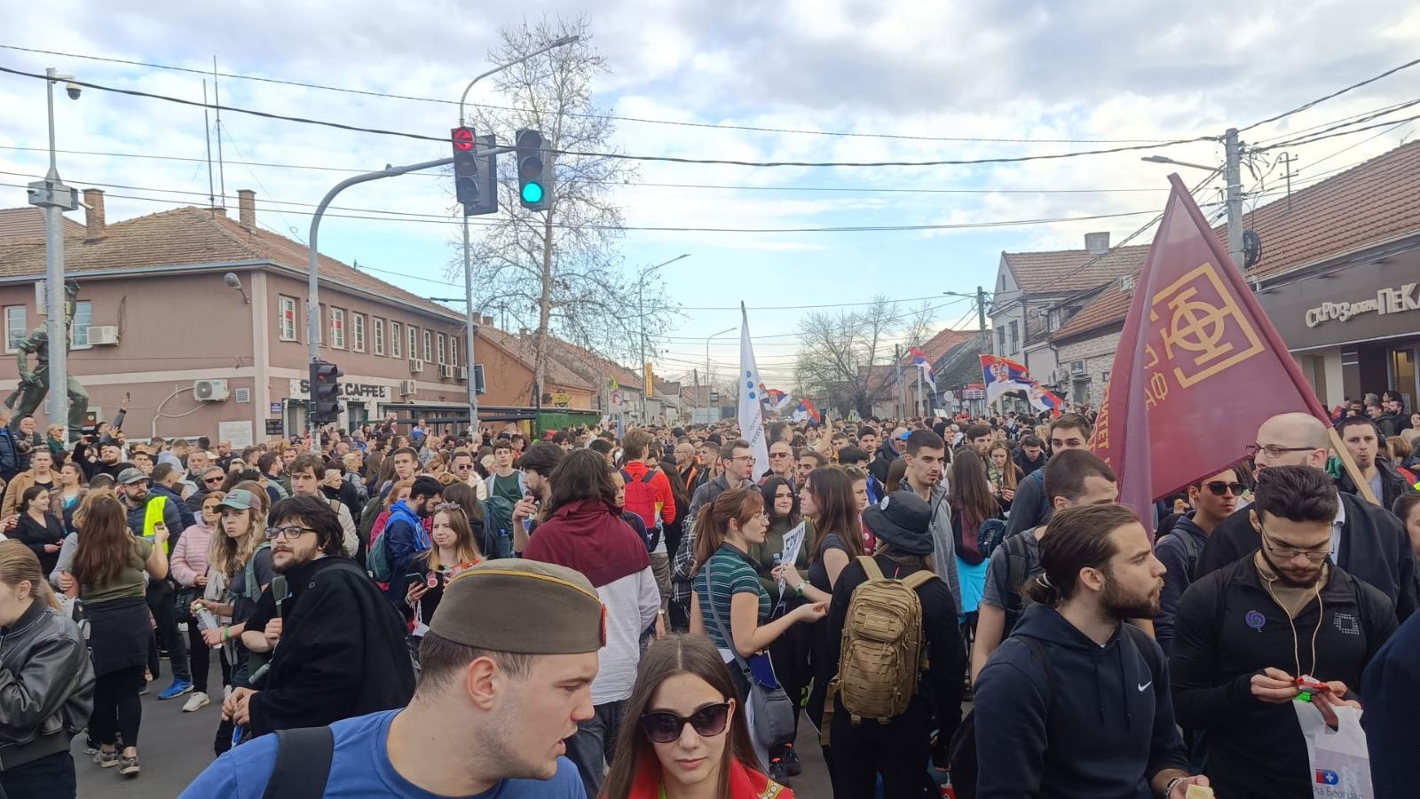 Studenti iz Beograda peške stigli u Novi Sad, odali poštu nastradalima: Noć će provesti na fakultetima, skup protekao bez incidenata (FOTO, VIDEO) 36